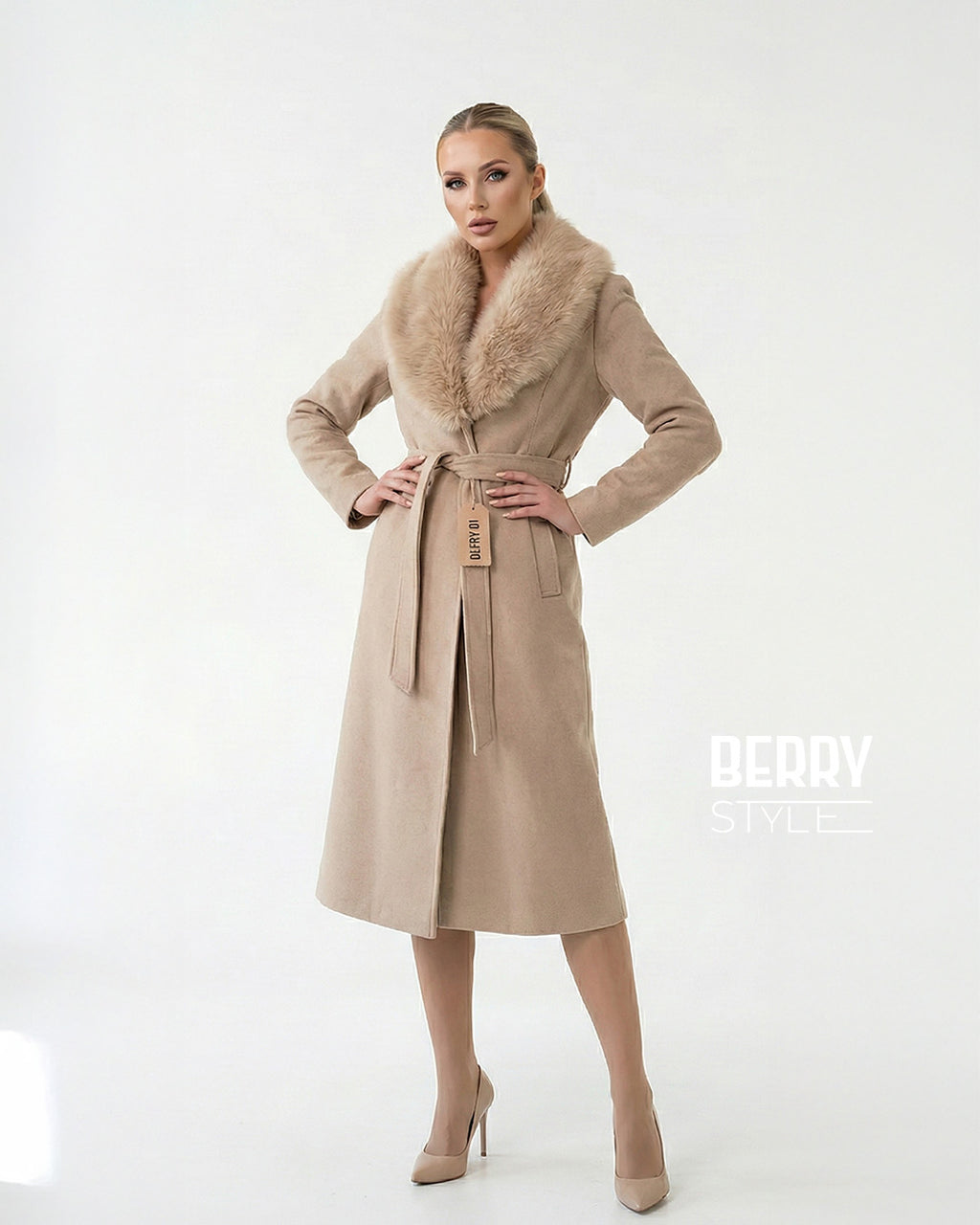 Pallto elegante bezhë me jakë luksoze dhe rrip në bel