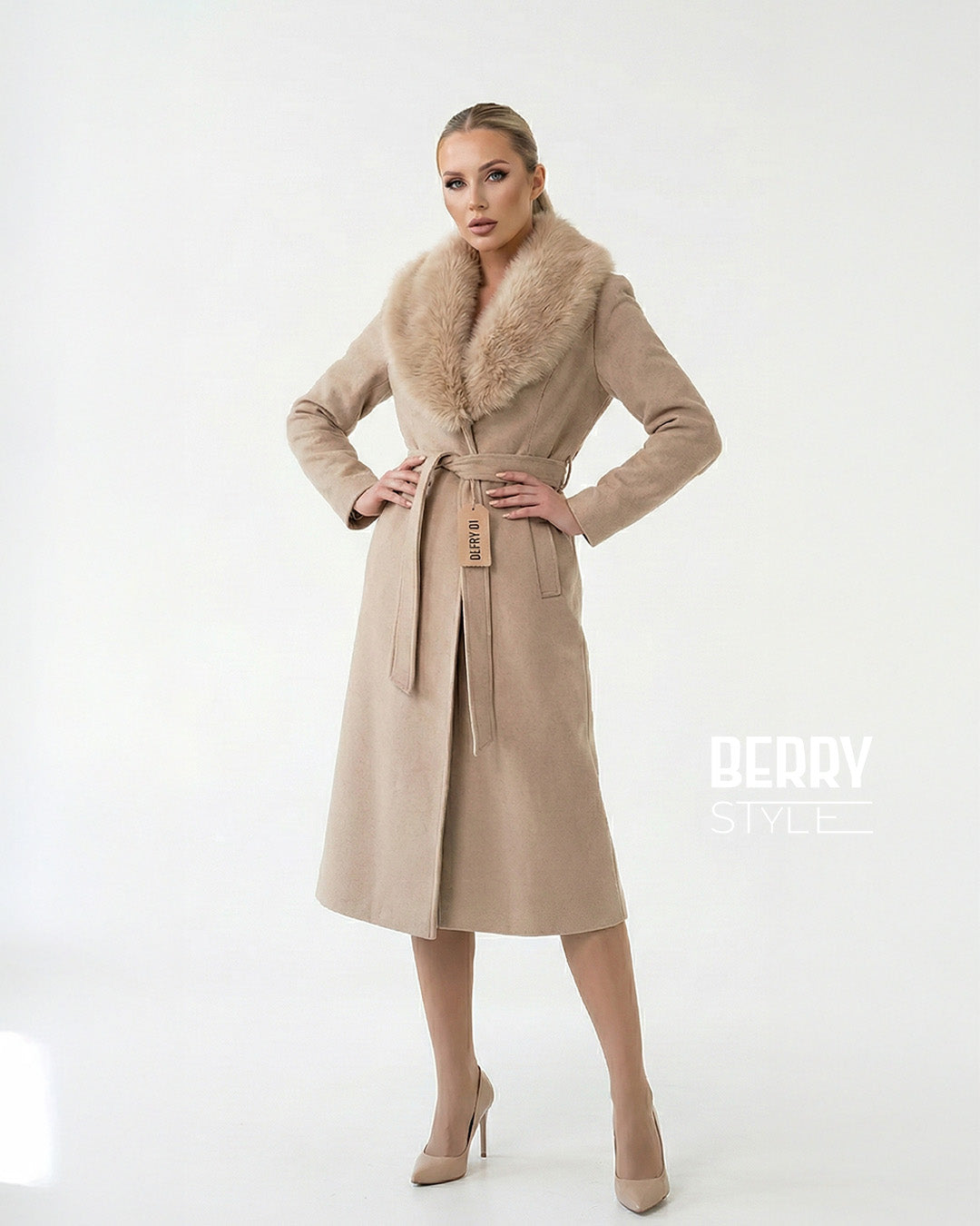 Pallto elegante bezhë me jakë luksoze dhe rrip në bel