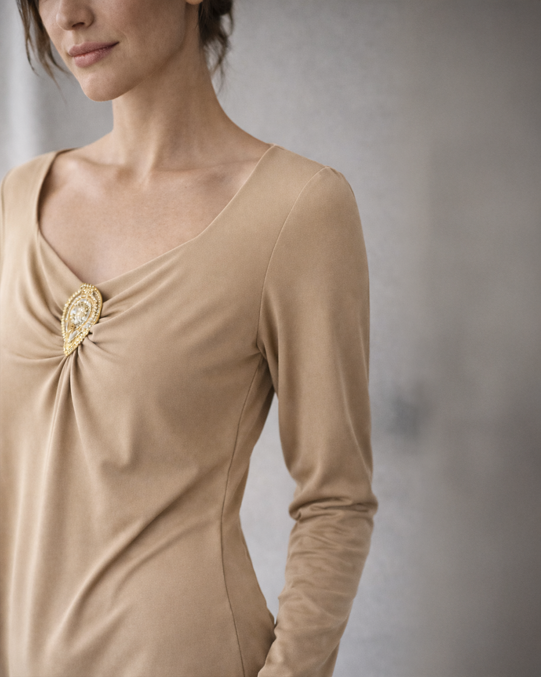 Fustani "Goddess Drape" Bezhë