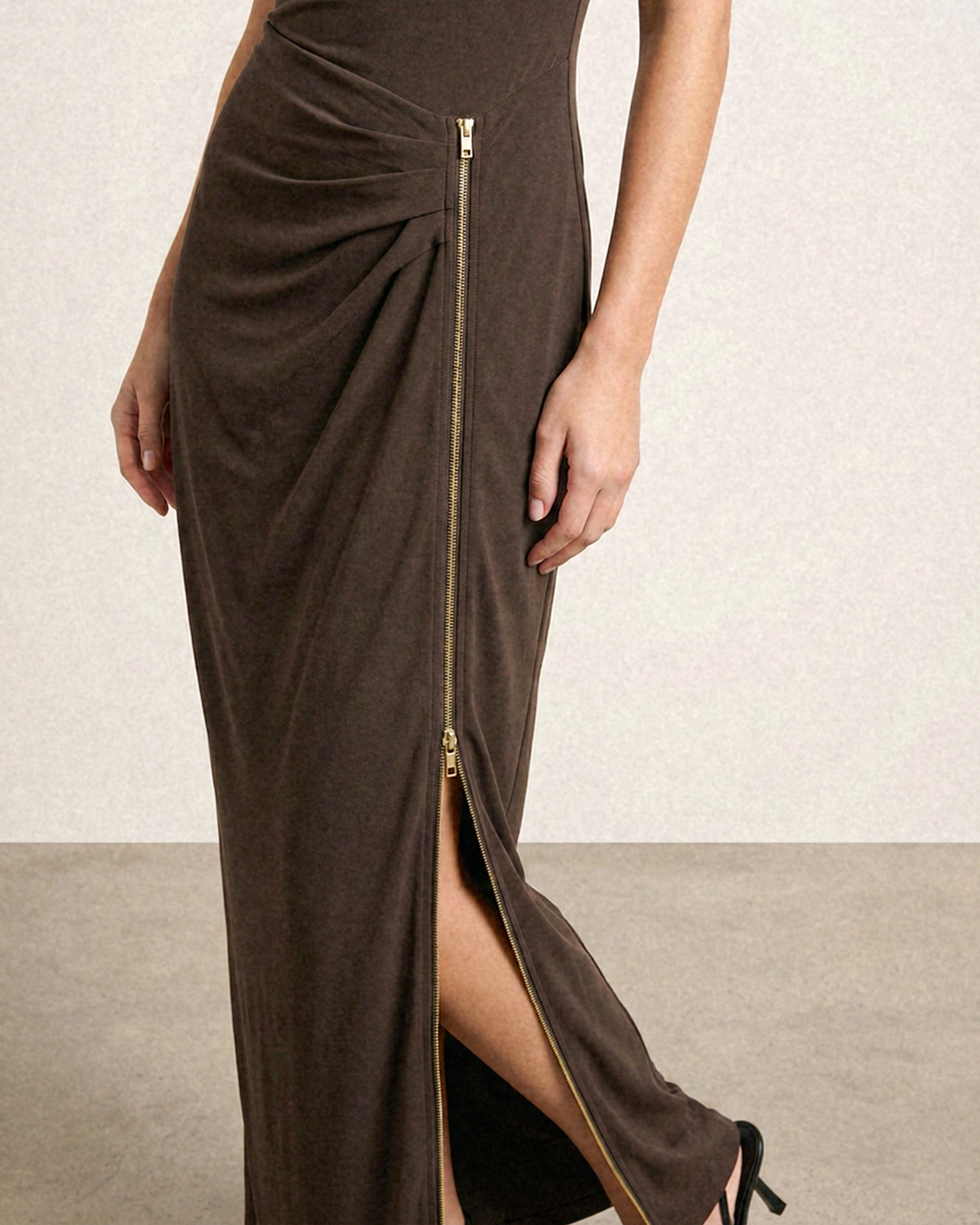 Fustan i gjatë elegant me prerje të strukturuar